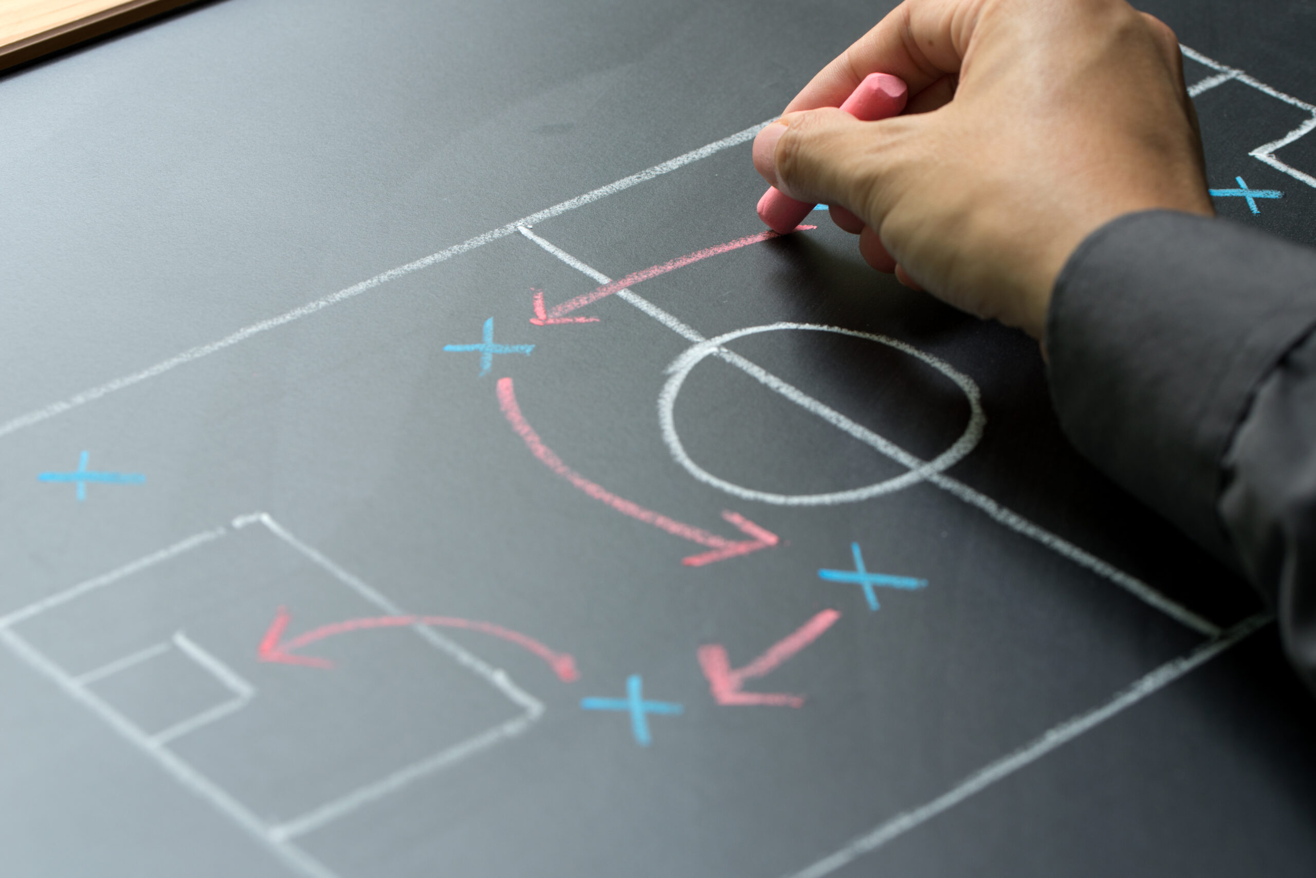 Entrenador de fútbol elaborando un plan de juego.